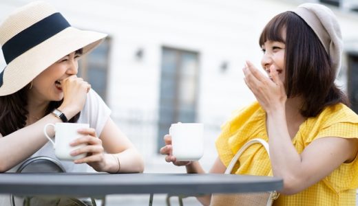 楽しく話す女性2人